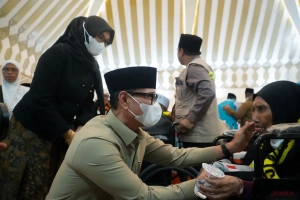 392 Haji Mataram disambut Wali Kota Mohan Roliskana saat tiba di Asrama Haji Lombok setelah menunaikan ibadah haji 2026
