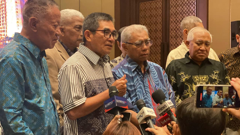 Hamdan Zoelva memberikan keterangan pers terkait penolakan eksekusi Hotel Sultan di Jakarta.