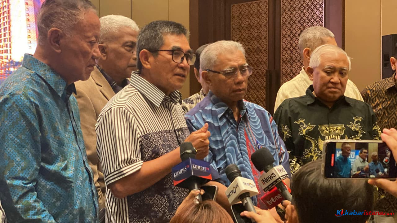 Hamdan Zoelva memberikan keterangan pers terkait penolakan eksekusi Hotel Sultan di Jakarta.