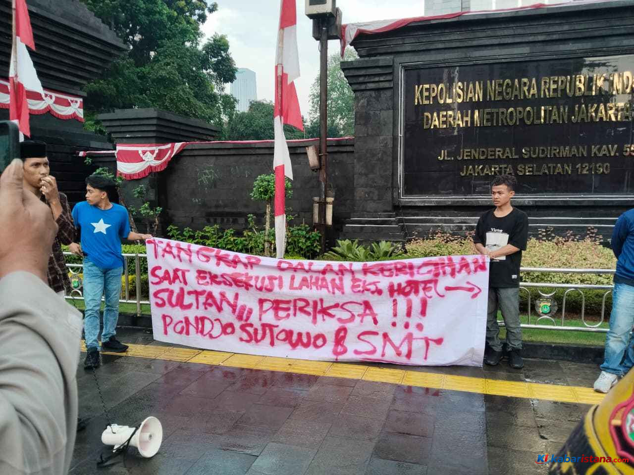 Penghalangan Eksekusi Hotel Sultan saat aksi mahasiswa FRPSH di Polda Metro Jaya