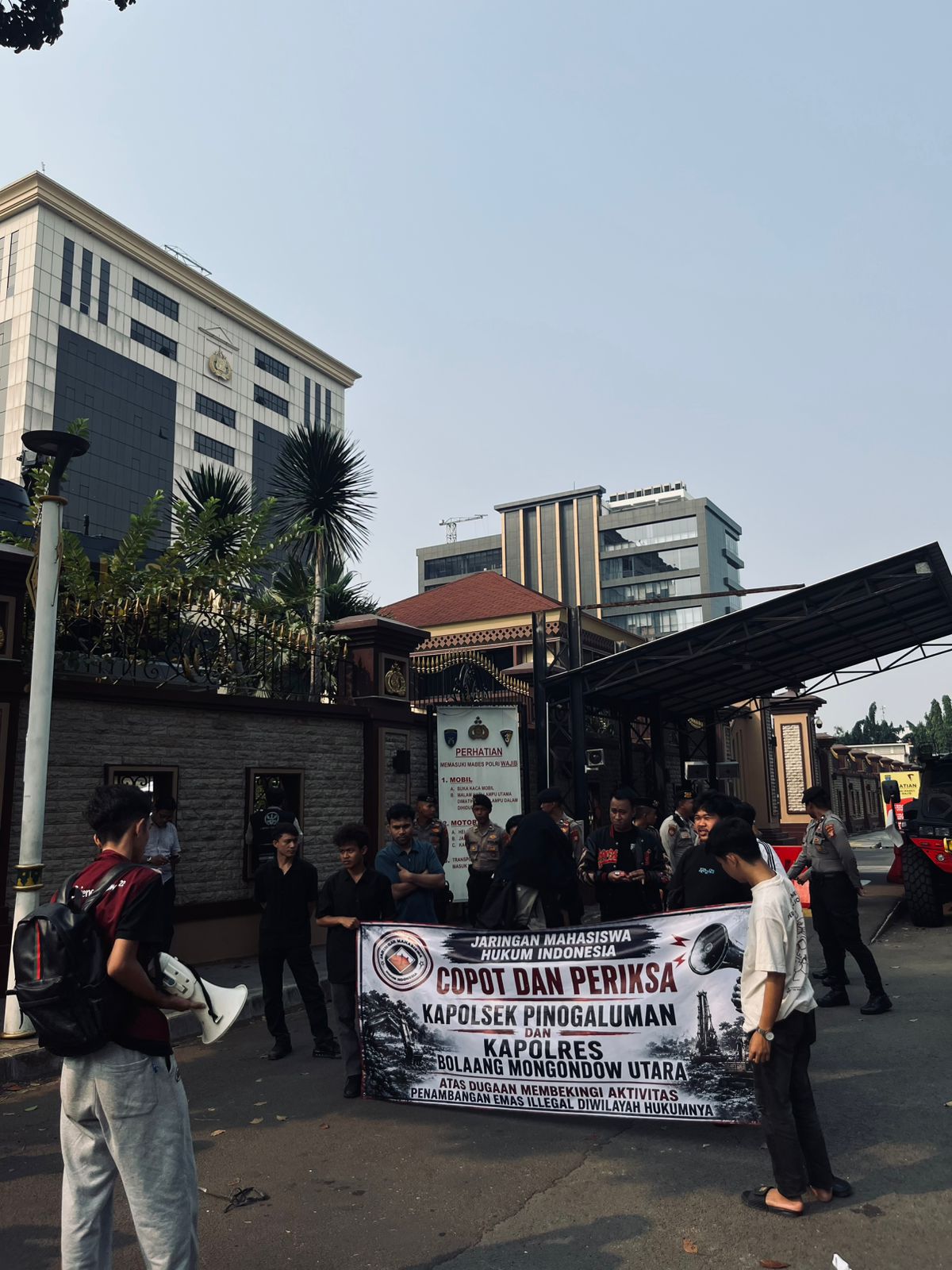 demonstrasi mahasiswa menyoroti tambang emas ilegal Bolmut