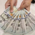 Kurs rupiah tertekan di tengah penguatan dolar Amerika Serikat akibat ketidakpastian ekonomi dan geopolitik global.