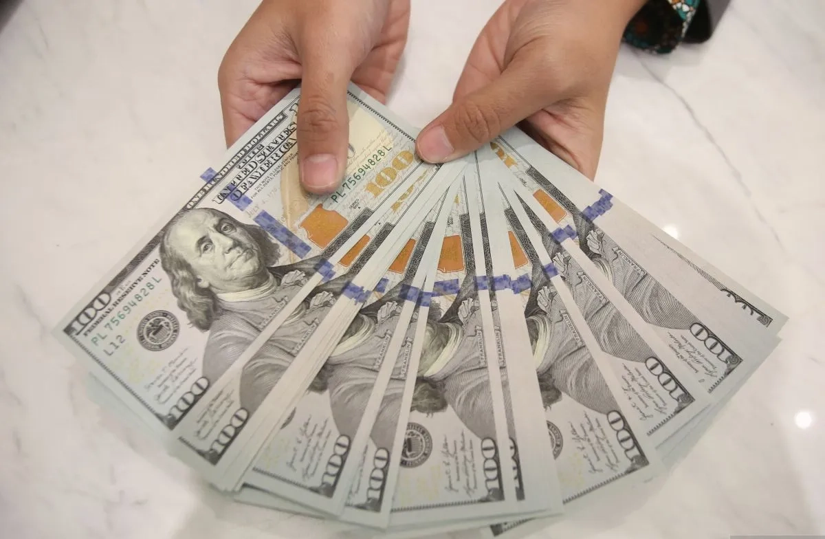 Kurs rupiah tertekan di tengah penguatan dolar Amerika Serikat akibat ketidakpastian ekonomi dan geopolitik global.