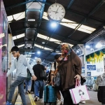 Diskon tiket kereta ekonomi dimanfaatkan penumpang saat menaiki kereta api di Stasiun Yogyakarta selama periode libur sekolah.