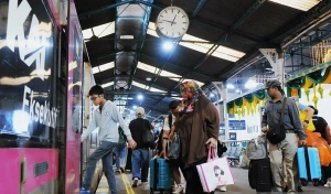 Diskon tiket kereta ekonomi dimanfaatkan penumpang saat menaiki kereta api di Stasiun Yogyakarta selama periode libur sekolah.