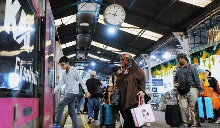 Diskon tiket kereta ekonomi dimanfaatkan penumpang saat menaiki kereta api di Stasiun Yogyakarta selama periode libur sekolah.