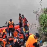 Korban terakhir Sungai Mapili dievakuasi oleh tim SAR gabungan menggunakan perahu karet di Kabupaten Polewali Mandar, Sulawesi Barat.