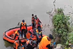 Korban terakhir Sungai Mapili dievakuasi oleh tim SAR gabungan menggunakan perahu karet di Kabupaten Polewali Mandar, Sulawesi Barat.