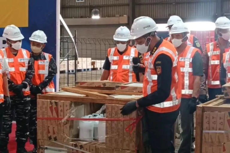 Bea Cukai dan Polri menggagalkan ekspor ilegal merkuri 3,4 ton yang disembunyikan dalam kontainer keramik di Terminal Petikemas Surabaya.