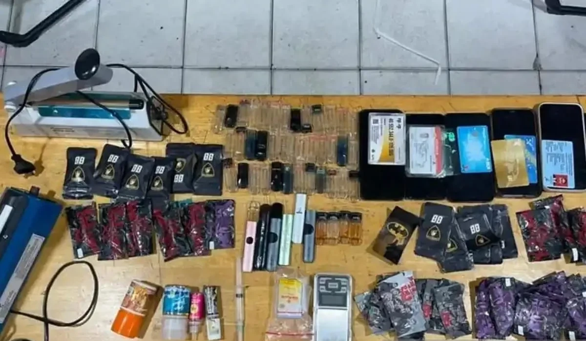 Barang bukti penyalahgunaan vape untuk peredaran narkoba berupa perangkat vape, e-liquid, ponsel, dan alat pendukung yang diamankan petugas.