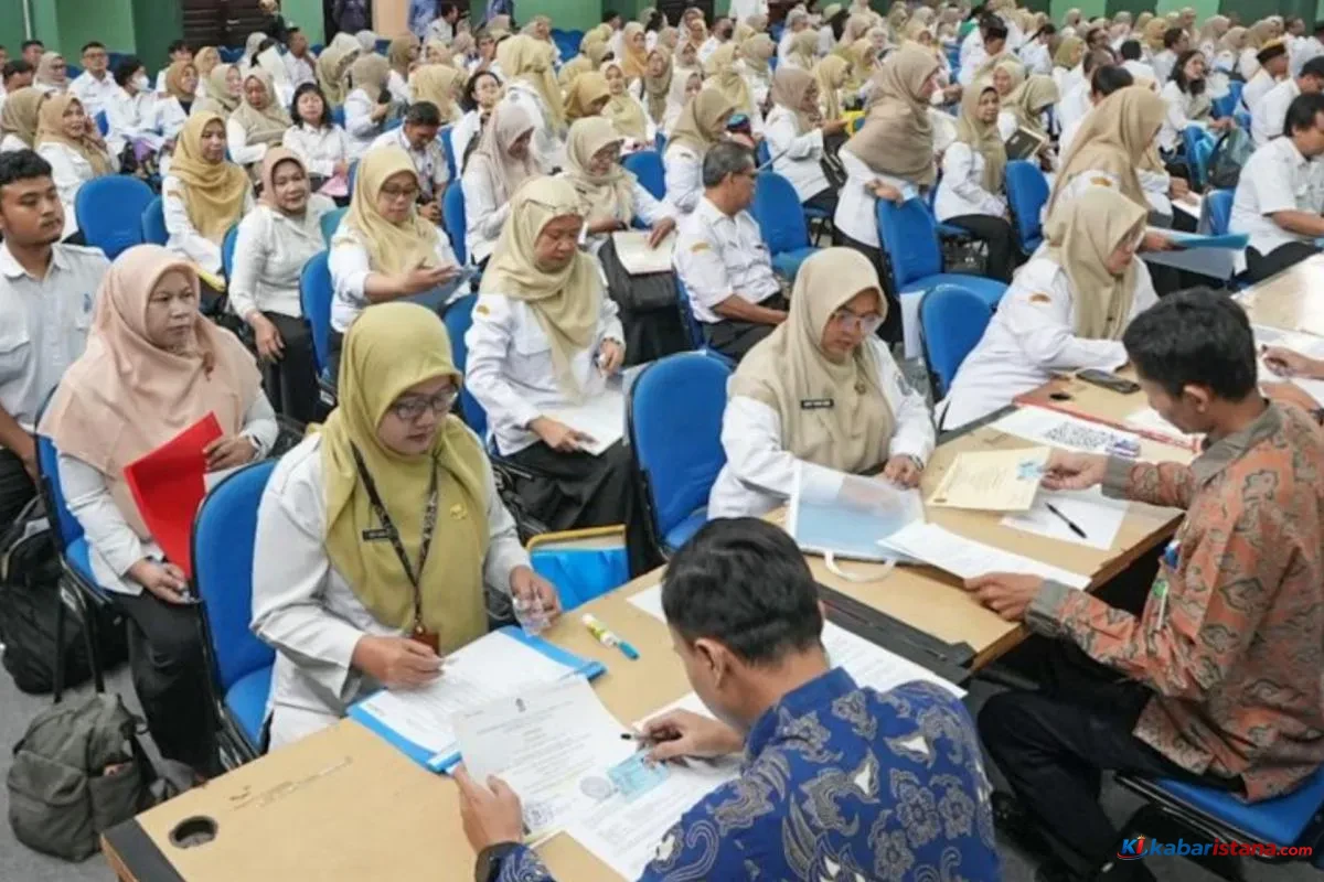 Guru PPPK Jakarta Utara mengikuti penandatanganan perpanjangan kontrak kerja selama tiga tahun di Gedung Balai Yos Sudarso, Jakarta Utara.