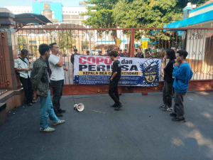 Aksi demonstrasi HP21N dan IMPH menuntut pemeriksaan serta pencopotan Kepala Bea Cukai Kendari di Kantor Direktorat Jenderal Bea dan Cukai Pusat, Jakarta.