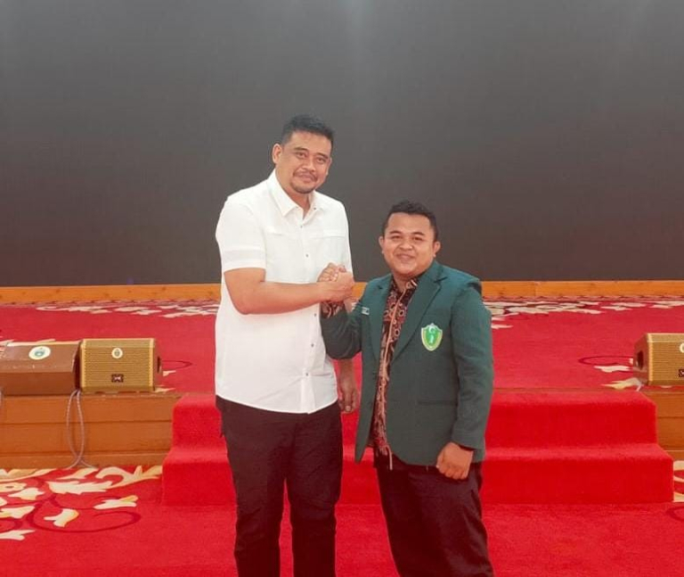 Bobby Nasution Nias berjabat tangan dengan Ketua PW IPA Sumut sebagai bentuk dukungan terhadap percepatan pembangunan di Kepulauan Nias.