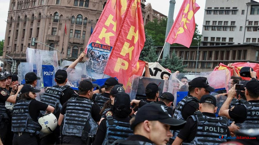 Demonstran Anti NATO berunjuk rasa di Ankara