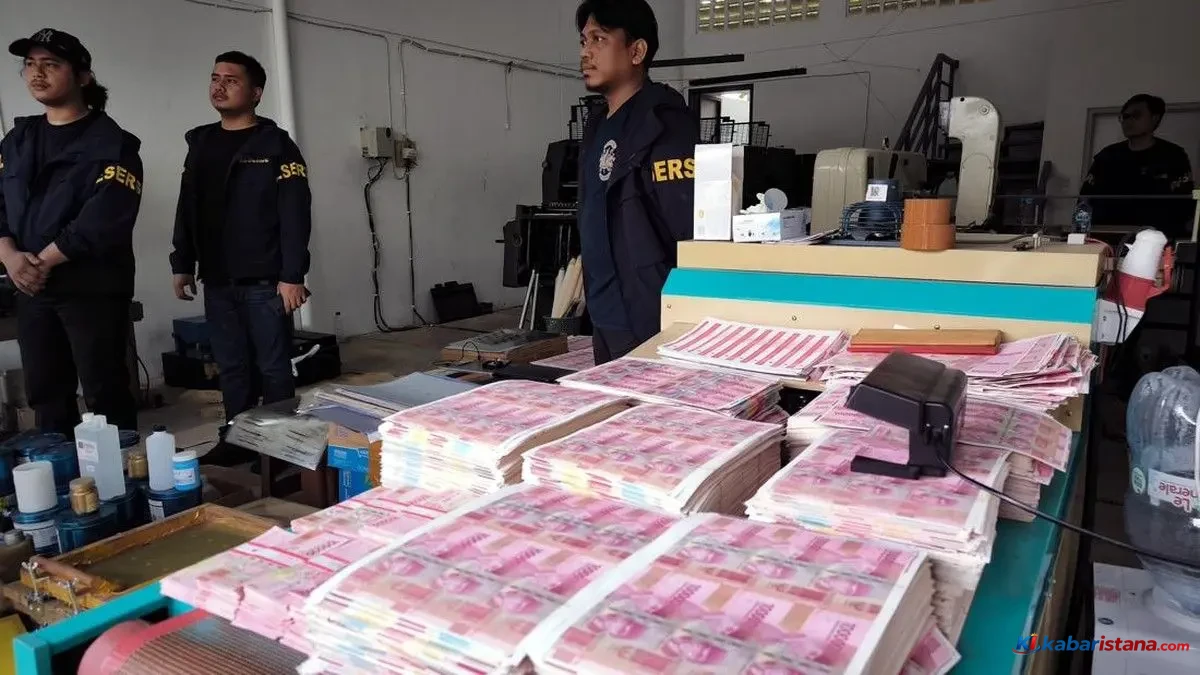 Pabrik uang palsu Tangsel dibongkar Polda Metro Jaya. Polisi menangkap empat tersangka dan menyita 360 ribu lembar uang palsu.