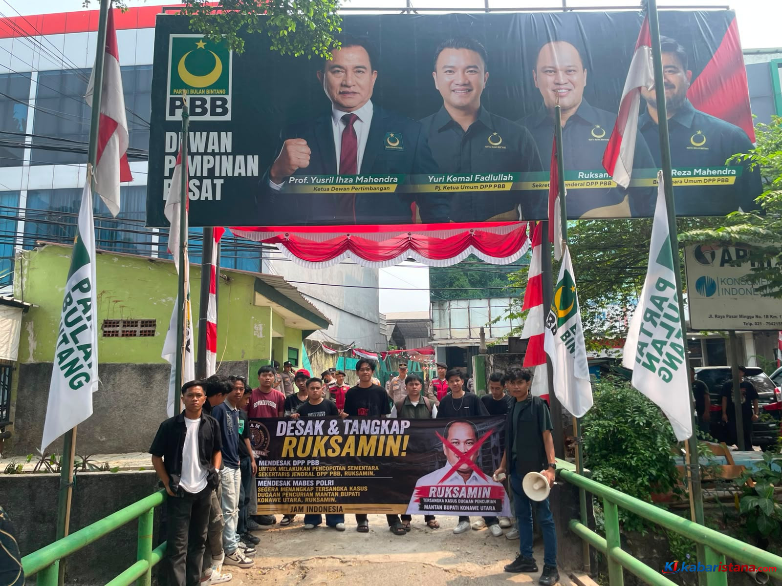 Aksi JAM Indonesia di depan DPP PBB terkait mantan Bupati Konut tersangka