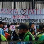 Bus AMPB Sempat Ditahan Polisi, Massa Pati Berangkat ke DPR RI