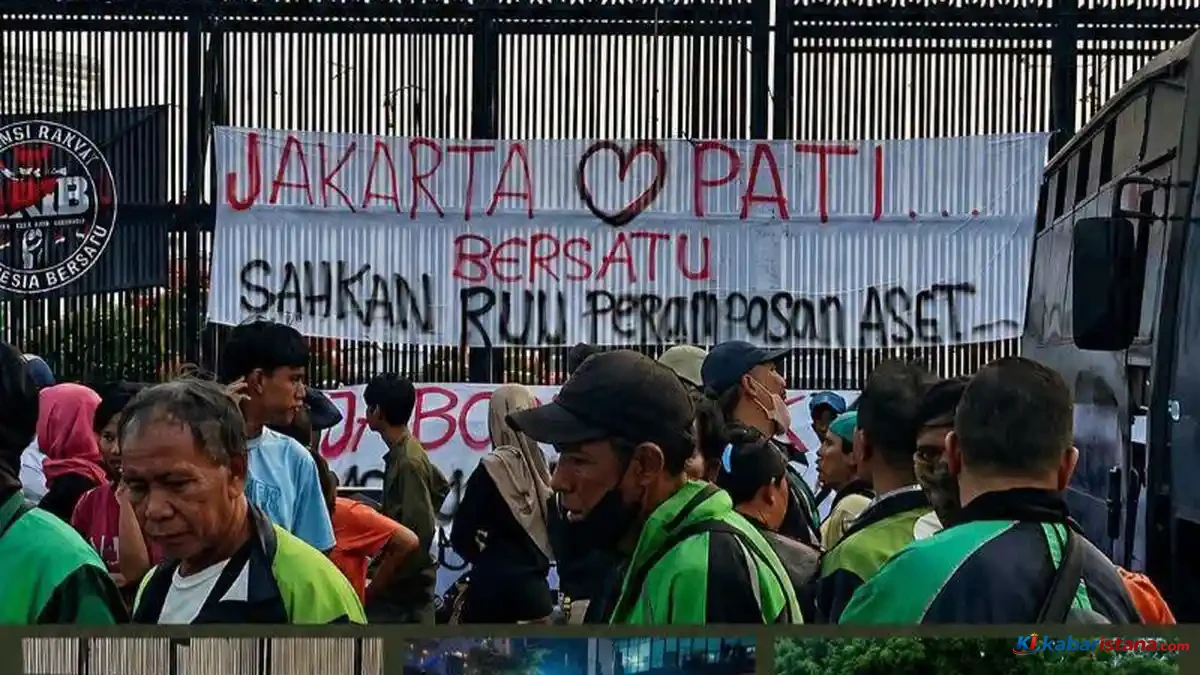 Bus AMPB Sempat Ditahan Polisi, Massa Pati Berangkat ke DPR RI