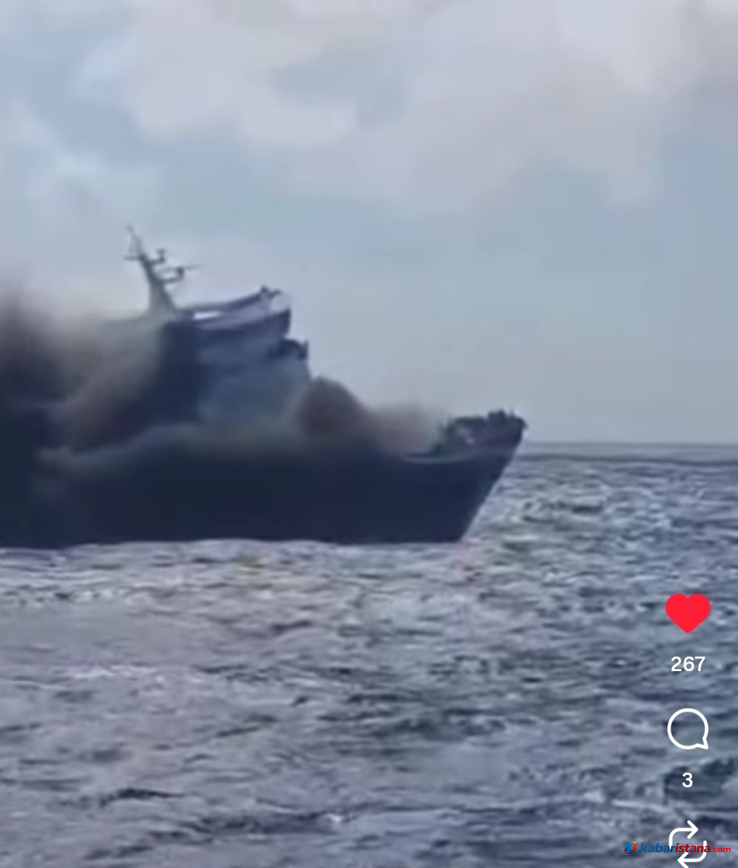 KM Mutiara Sentosa terbakar di perairan Sumenep saat proses evakuasi penumpang