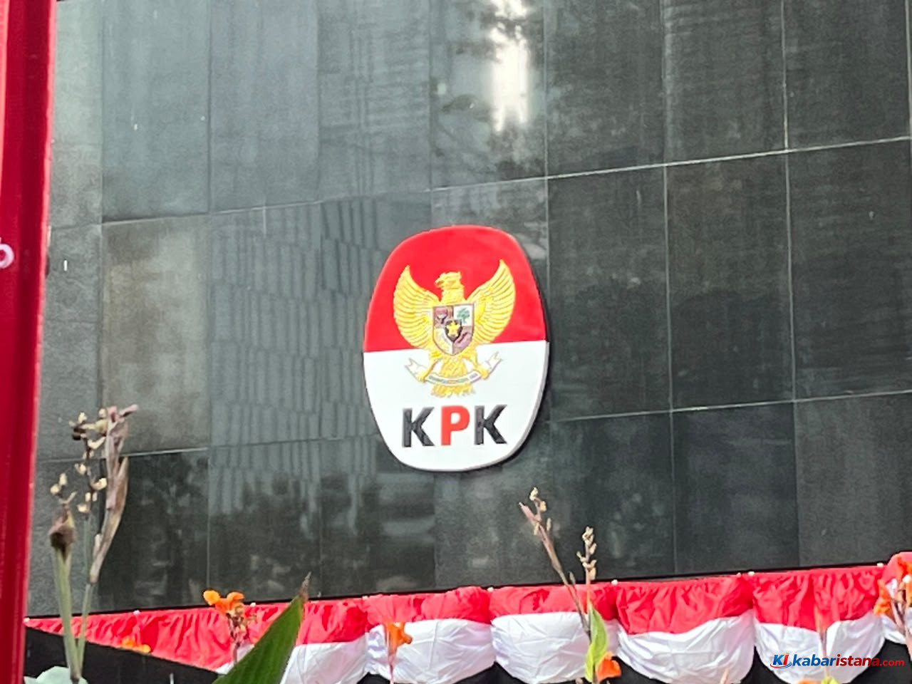 OTT Unsoed KPK menetapkan Rektor Akhmad Sodiq dan lima orang lainnya sebagai tersangka dugaan korupsi penerimaan mahasiswa baru.