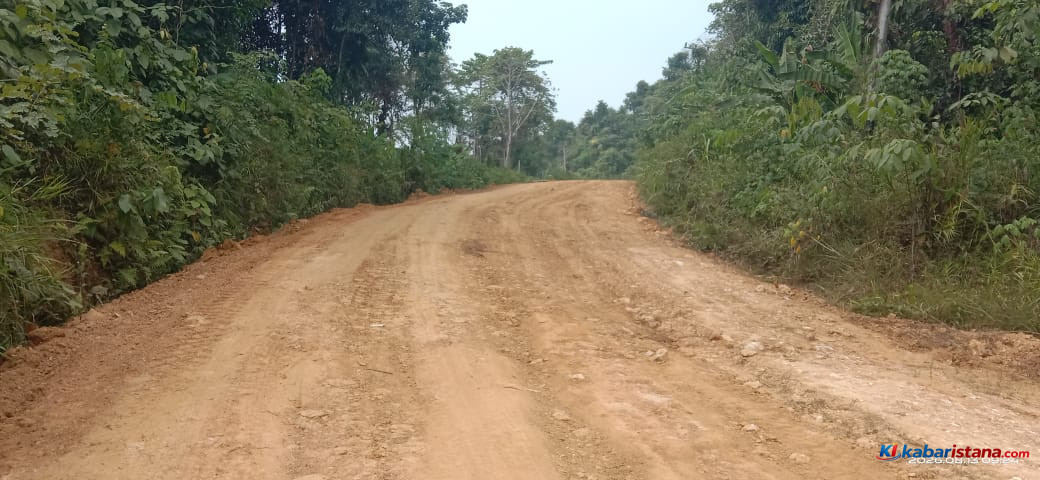 Jalan Malungai Raya mulai ditimbun, tetapi perbaikan permanen tetap perlu dikawal untuk menghadapi musim hujan dan mendukung potensi wisata.
