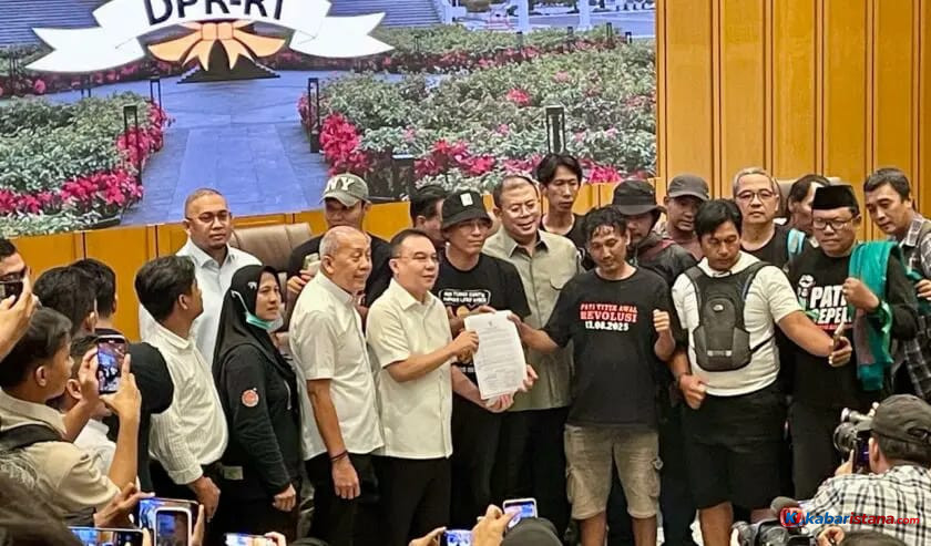 Pimpinan DPR meneken surat komitmen penyelesaian RUU Perampasan Aset saat audiensi dengan AMPB di Kompleks Parlemen, Jakarta.