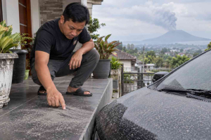 Abu vulkanik Krakatau diduga mencapai Bandung Barat. Warga menemukan material halus di teras rumah dan kendaraan pada Minggu pagi.