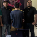 Guru PNS di Pangkalpinang ditangkap polisi karena diduga mencuri ponsel dan laptop siswa untuk bermain judi online.