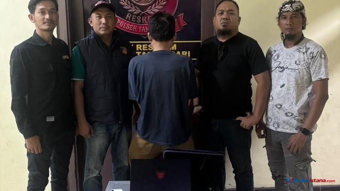 Guru PNS di Pangkalpinang ditangkap polisi karena diduga mencuri ponsel dan laptop siswa untuk bermain judi online.