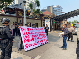 Forum Pemuda Mahasiswa Aktivis Indonesia (FPMAI) Sulawesi Tenggara menggelar aksi demonstrasi di Markas Besar Kepolisian Republik Indonesia